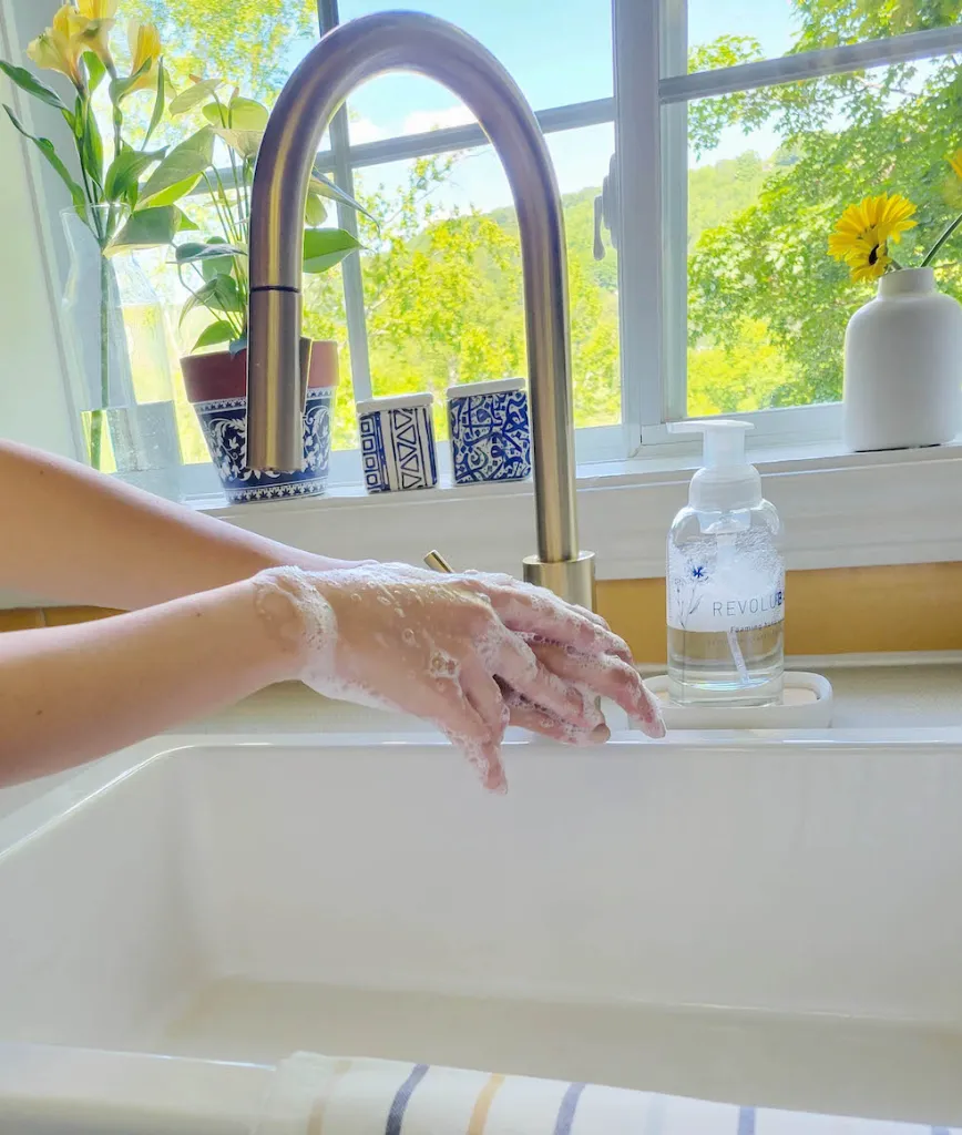 Foaming_r_hand2.webp